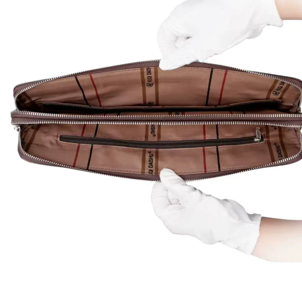 Binnenaanzicht van een nette laptoptas heren 14 inch bruin met handschoenen die de georganiseerde indeling tonen, inclusief compartimenten met KODAISHU logo en een ritsvak voor waardevolle items.
