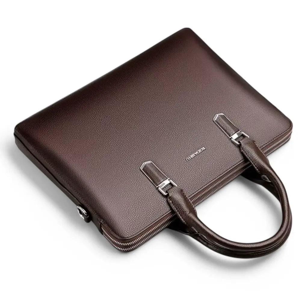 Bovenaanzicht van een nette laptoptas heren 14 inch bruin met het KODAISHU logo, elegante handgrepen en hoogwaardige metalen hardware die de premium afwerking van de tas accentueren.
