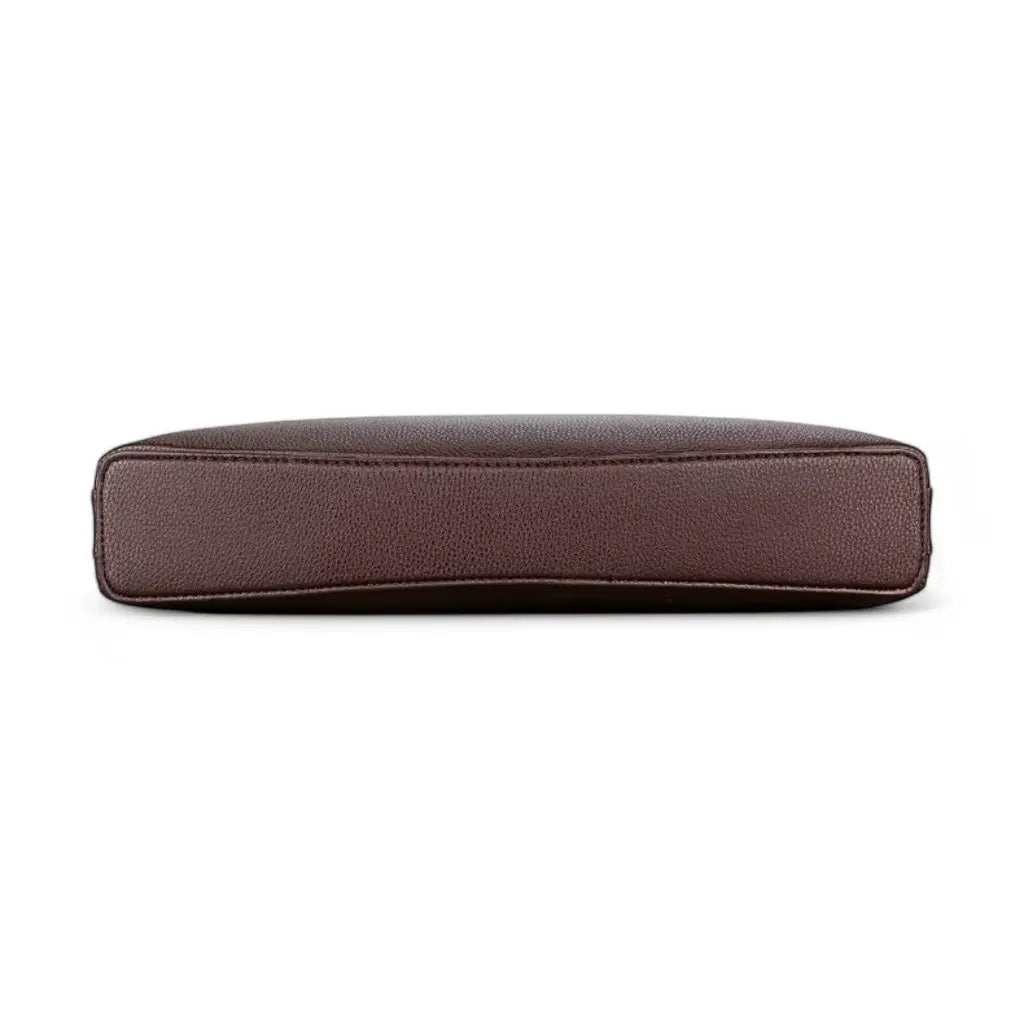 Onderaanzicht van een nette laptoptas heren 14 inch bruin met zichtbare stiksels en verstevigde bodem die duurzaamheid en stabiliteit bieden bij het vervoeren van een laptop en zakelijke documenten.