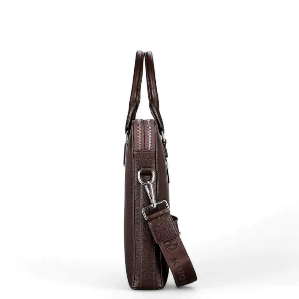 Zijaanzicht van een nette laptoptas heren 14 inch bruin met ritsbevestiging en afneembare schouderriem die de veelzijdige draagopties van deze stijlvolle tas voor dagelijks woon-werkverkeer toont.