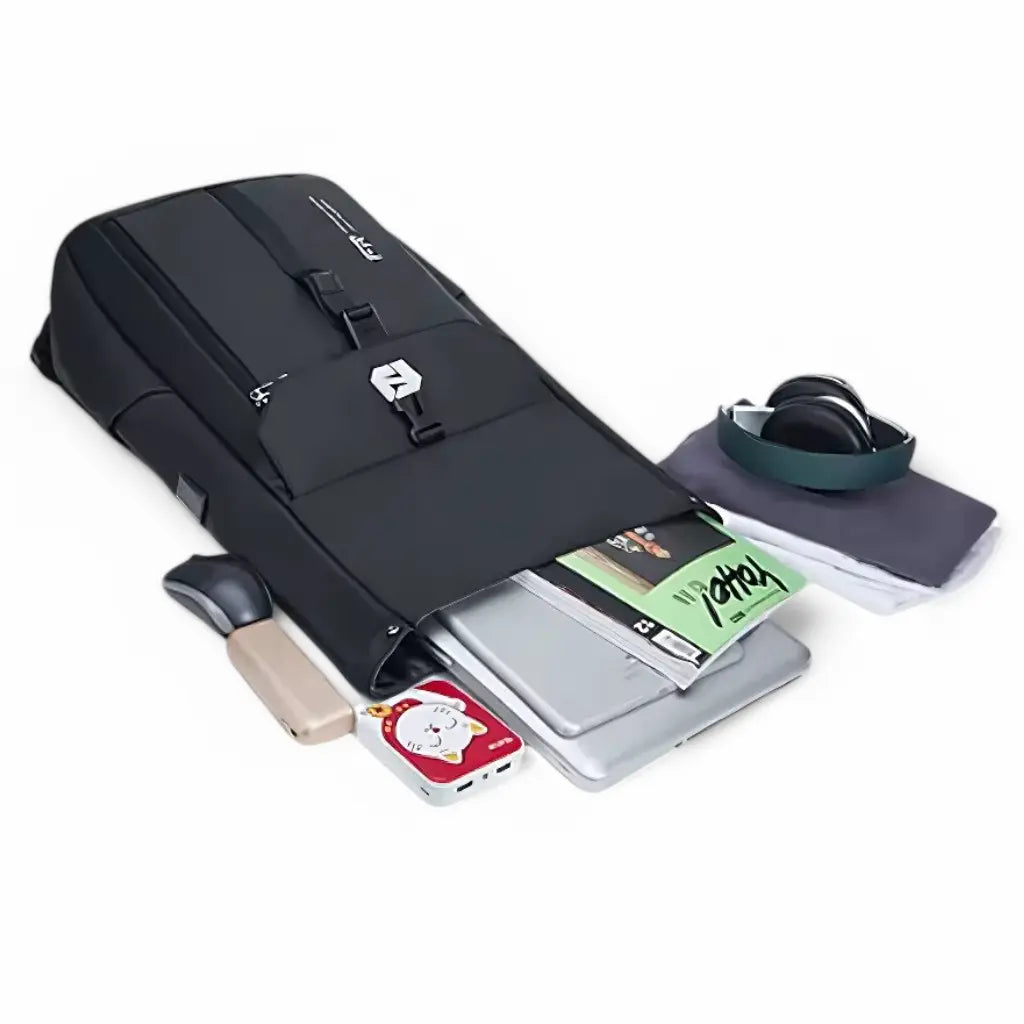 Opengevouwen Nomad laptop rugzak gevuld met laptop, hoofdtelefoon, notitieblokken en accessoires, toont de ruime interne capaciteit.