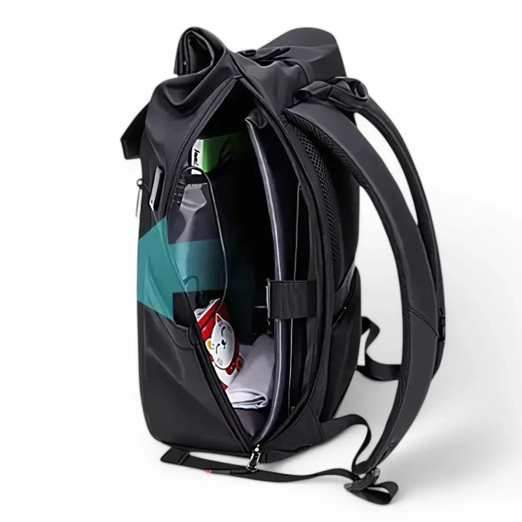 Zijkant van de Nomad laptop rugzak met open compartiment dat interne vakken en organizers toont voor efficiënte opbergruimte.