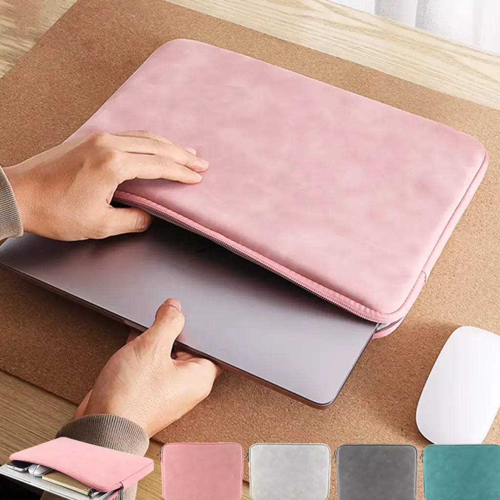 Laptop sleeve 14 inch roze met laptop die erin geschoven wordt, gemaakt van zacht materiaal voor optimale bescherming.
