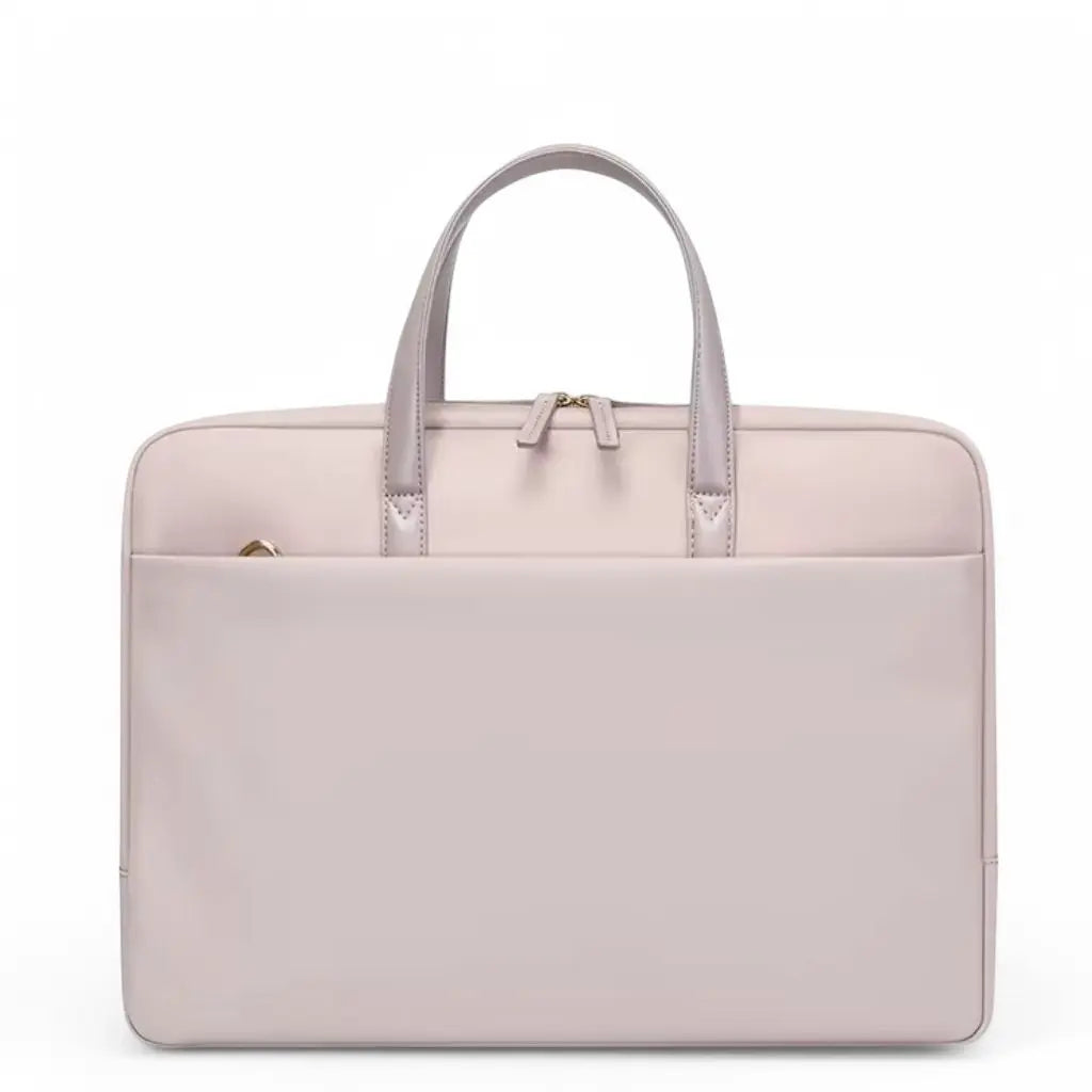 Frontaal aanzicht van de leuke laptoptas dames 15.6 inch roze met handgrepen, goudkleurige accenten en subtiel ontwerp, ideaal voor dagelijks professioneel gebruik.