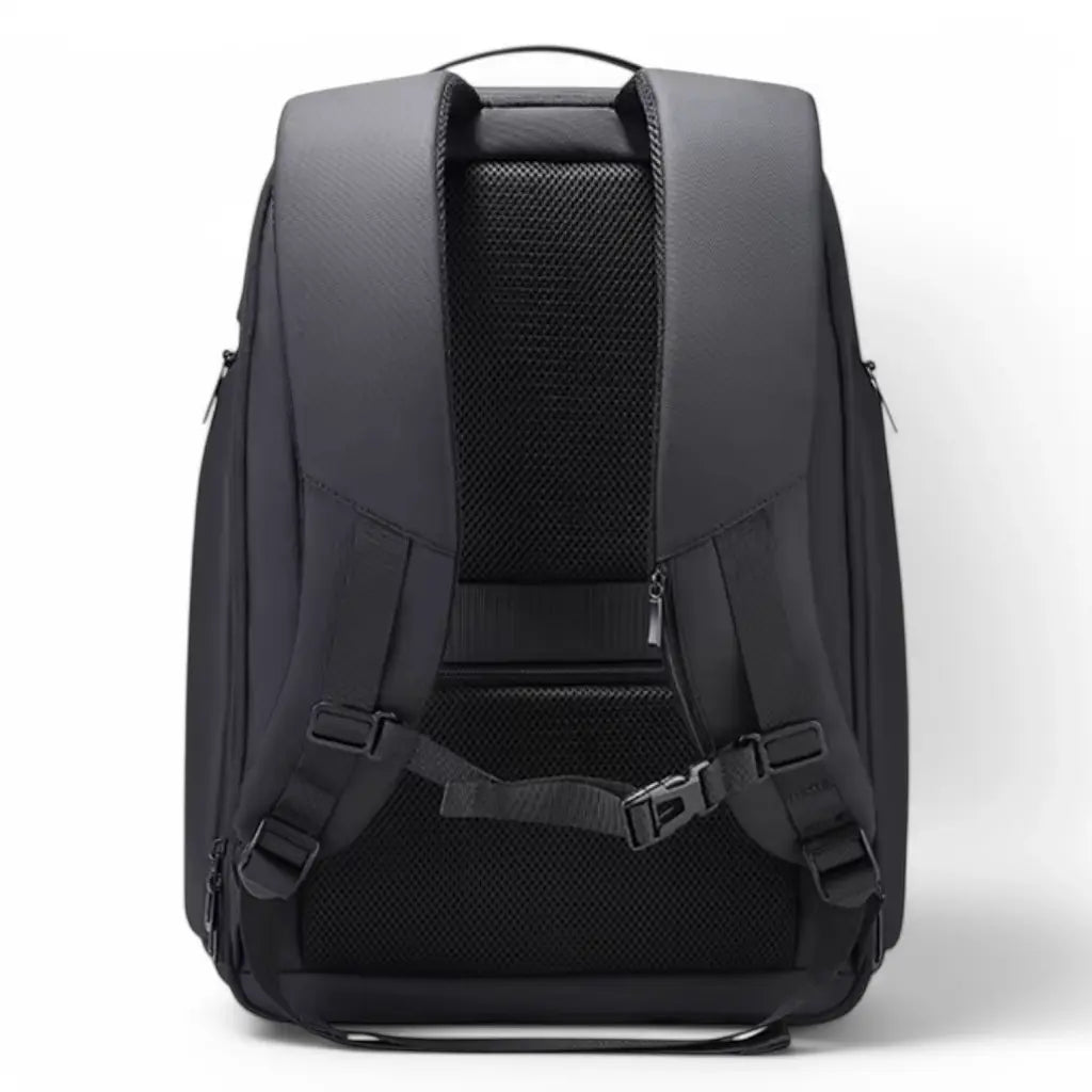 Achterkant van waterdichte laptop rugzak voor op reis 17 inch met ergonomisch mesh rugpaneel, verstelbare schouderbanden en borstband voor optimale gewichtsverdeling.