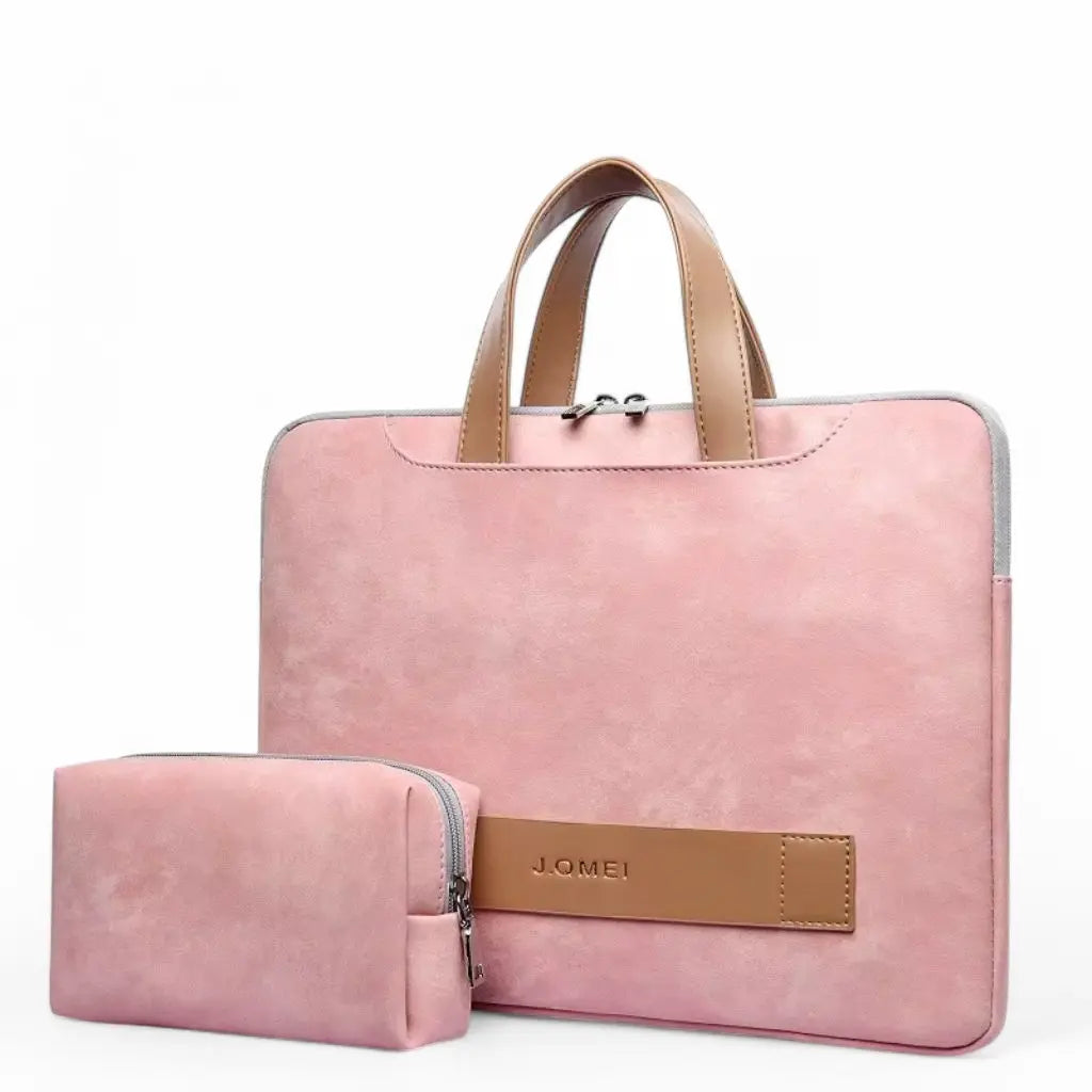 Close-up van een luxe laptoptas dames 16 inch roze met bruine lederen accenten en handvatten, getoond met bijpassend accessoiretasje en neutrale achtergrond.