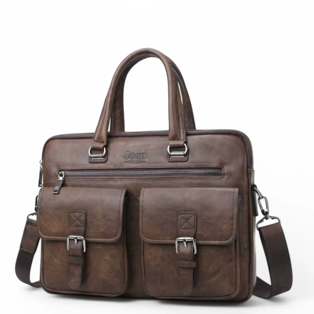 Klassieke leren laptoptas heren 13 inch bruin donkerbruin met Jeep logo, metalen gespen, twee voorvakken met riemsluitingen en een horizontale ritssluiting aan de bovenkant op witte achtergrond.