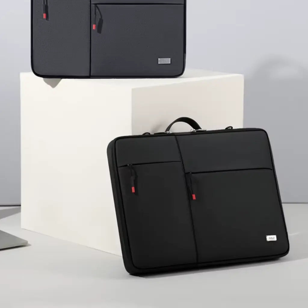 Stijlvolle presentatie van de laptoptas dames schokbestendig op een witte sokkel in een moderne showroom. De minimalistische grijze tas met GOLF-logo straalt professionaliteit uit en is ontworpen voor zakelijke gebruikers die waarde hechten aan zowel functionaliteit als esthetiek.