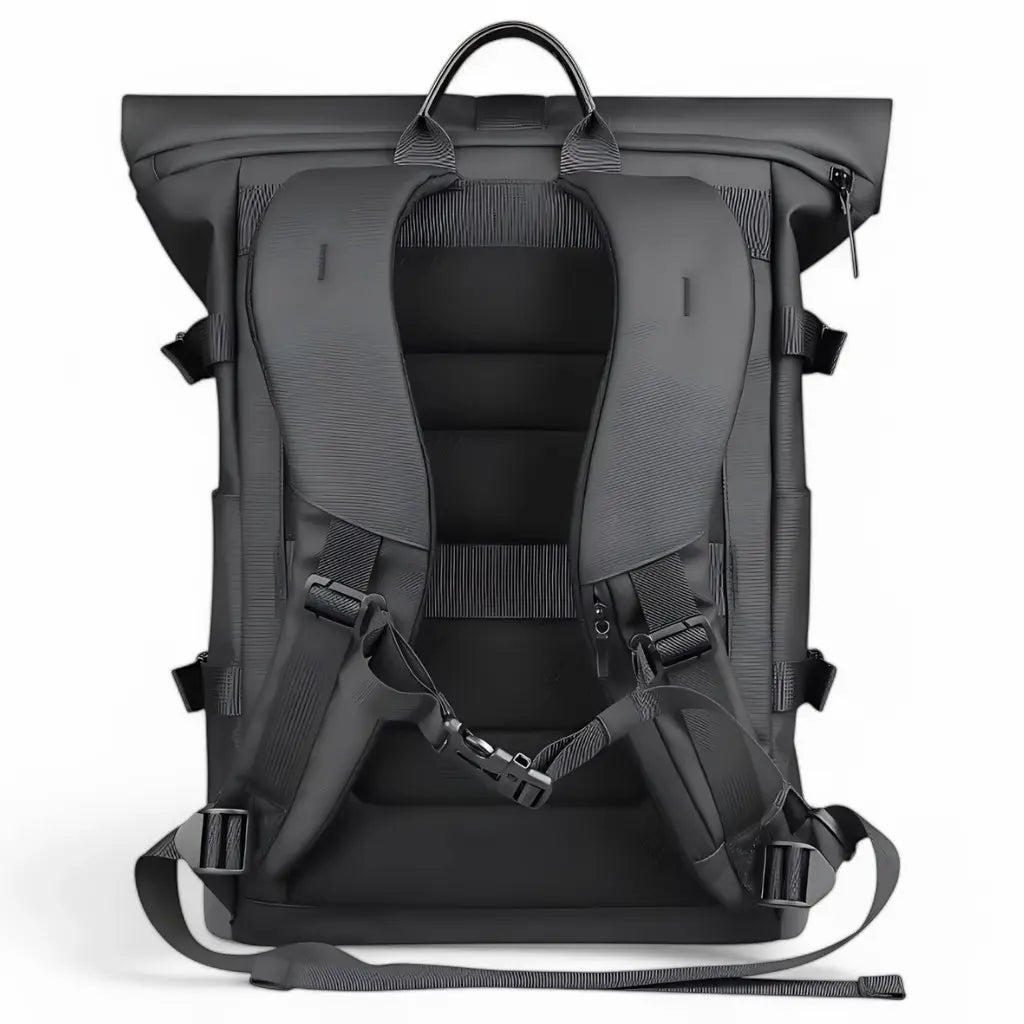 Achterkant van een rolltop laptop rugzak 17 inch met ergonomische gewatteerde schouderbanden, ademend rugpaneel en een borstriem voor extra ondersteuning.
