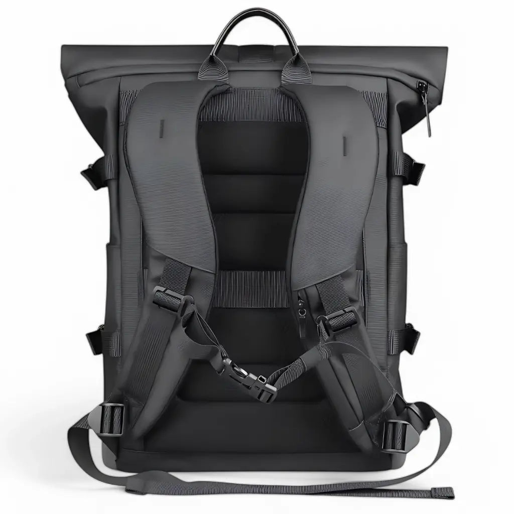 Duidelijke afmetingen van een rolltop laptop rugzak 17 inch: 42 cm hoog, 28 cm breed en 15 cm diep. Geschikt voor laptops tot 17 inch.
