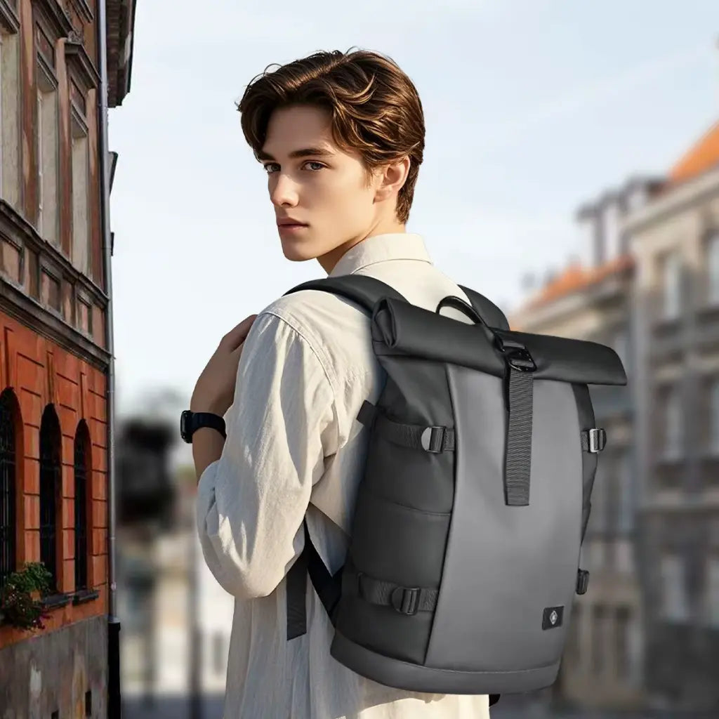 Rolltop laptop rugzak 17 inch met meerdere opbergvakken. Hoofdcompartiment met laptopvak, zijvakken voor accessoires en ritsvakken voor extra veiligheid.