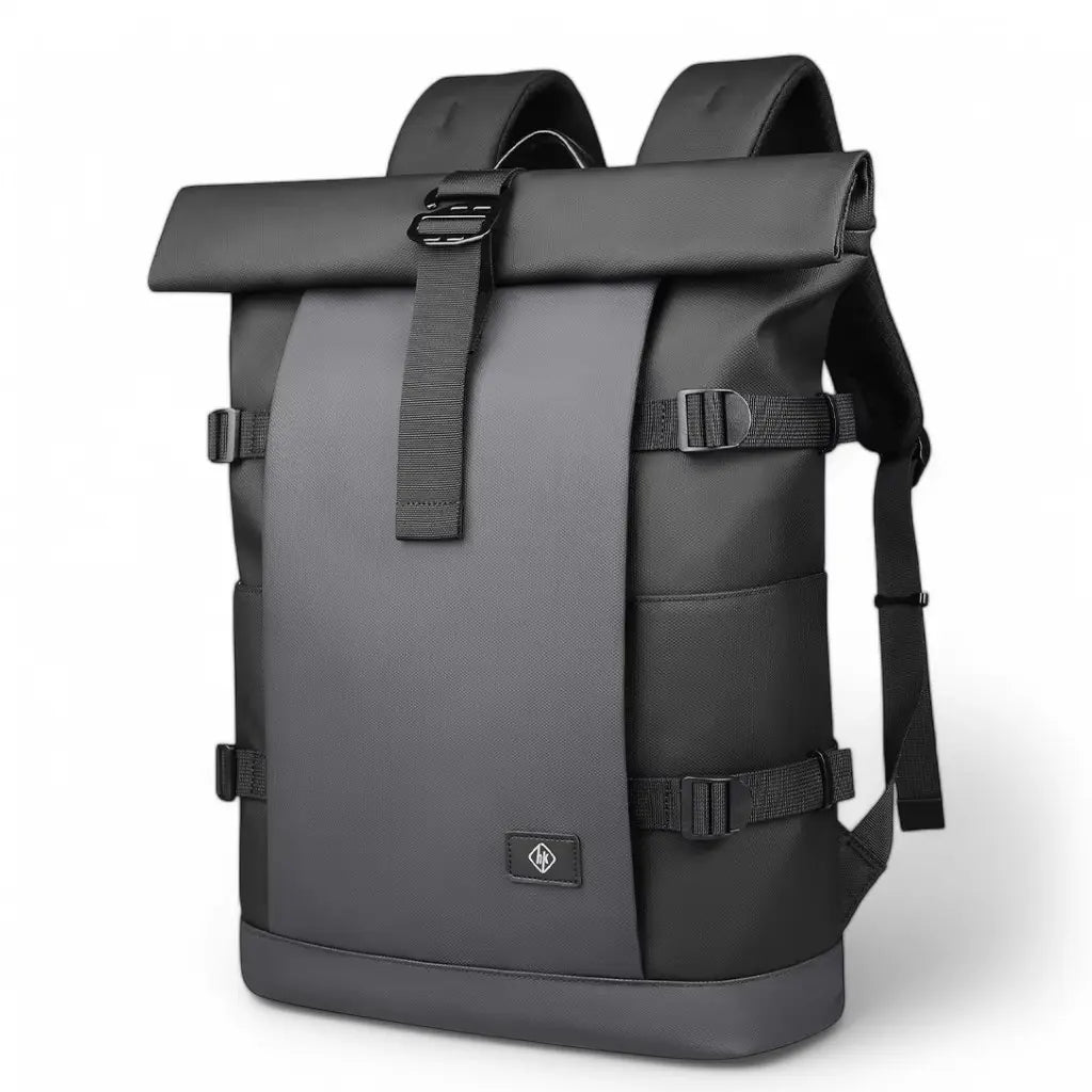 Zwart-grijze rolltop laptop rugzak 17 inch met een modern, waterdicht ontwerp. Verstelbare riemen en stevige gespen voor een veilige sluiting.