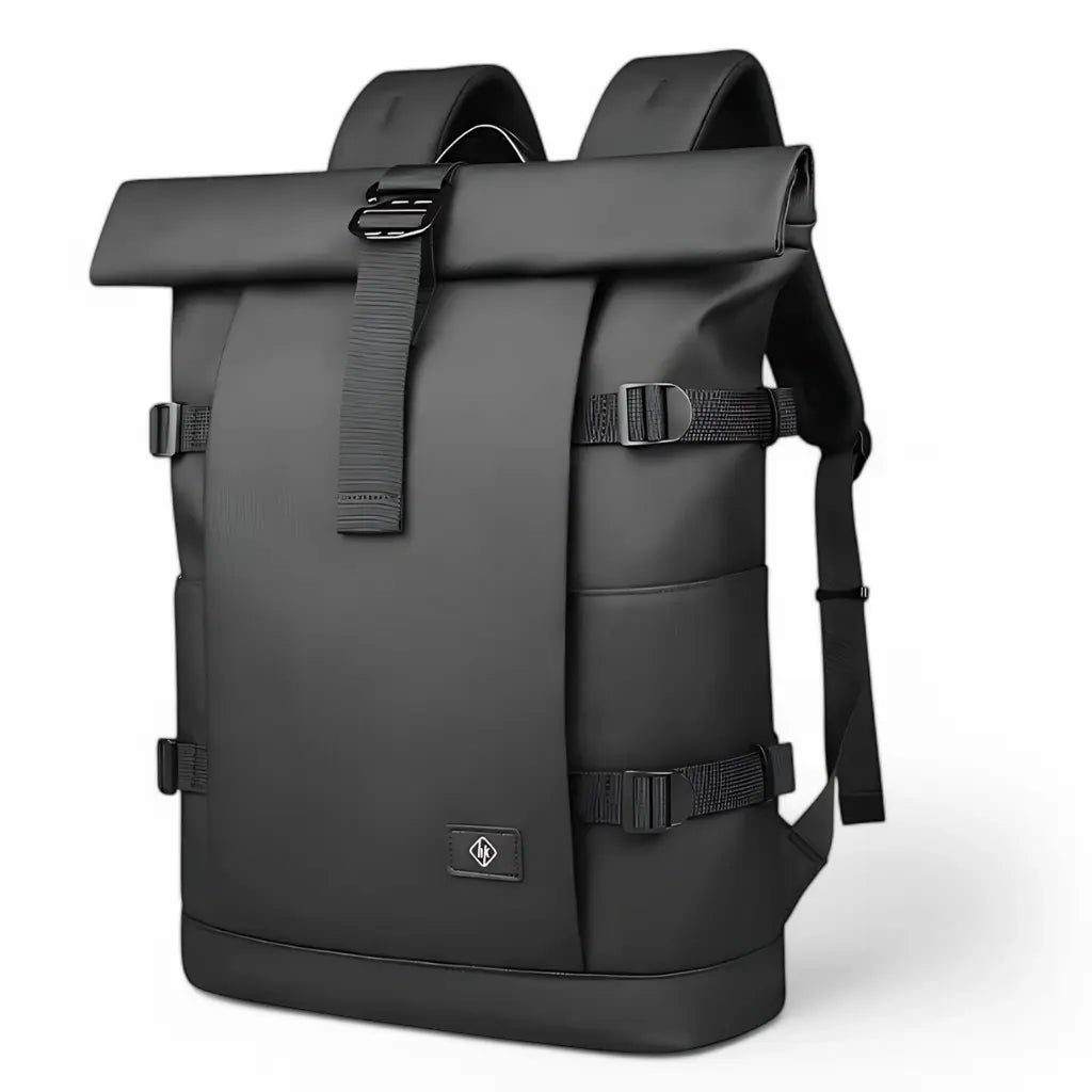Zijkant van een rolltop laptop rugzak 17 inch, met verstelbare gespen en een zijvak voor een waterfles of paraplu, ontworpen voor gemak en functionaliteit.