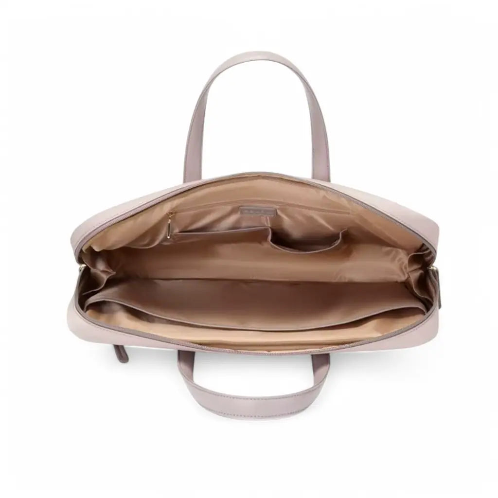 Binnenaanzicht van leuke laptoptas dames 15.6 inch roze met ruim beige interieur, verschillende vakken en compartimenten voor efficiënte organisatie van laptop en accessoires.