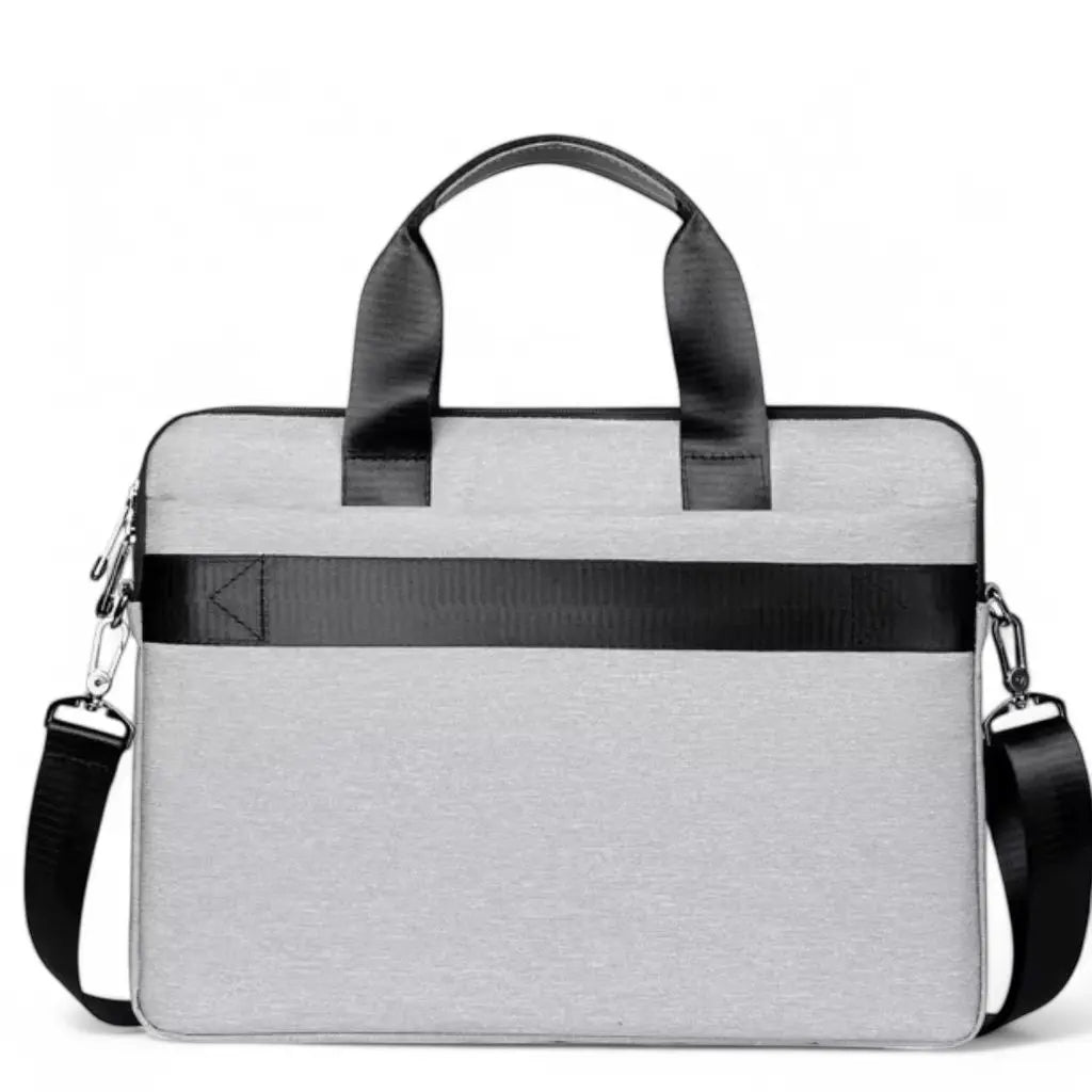 Frontaal aanzicht van dikke laptoptas dames 17 inch grijs met zwarte horizontale streep als accent, zwarte ritssluiting rondom en handgrepen bovenaan, plus afneembare schouderriem.