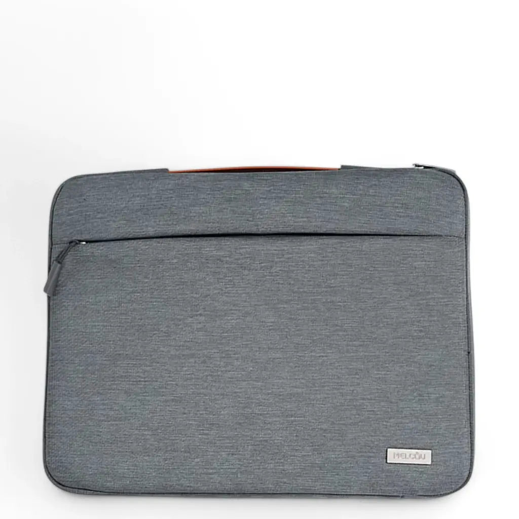 Grijze laptop hoes met handvat en voorvak met rits, gemaakt van duurzaam materiaal voor optimale bescherming.