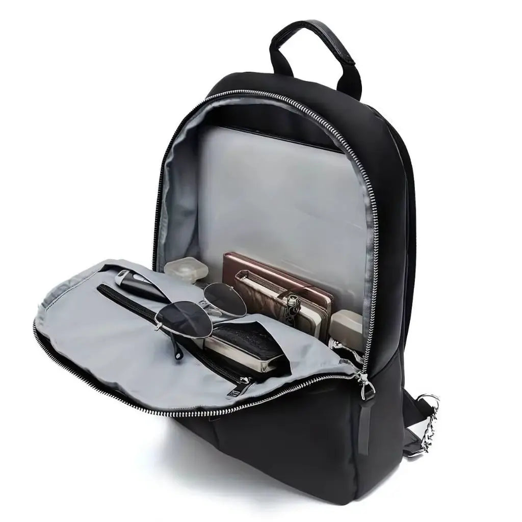 Open laptop rugzak van 14 inch met verschillende vakken, waarin een zonnebril, portemonnee, en andere accessoires zijn opgeborgen.