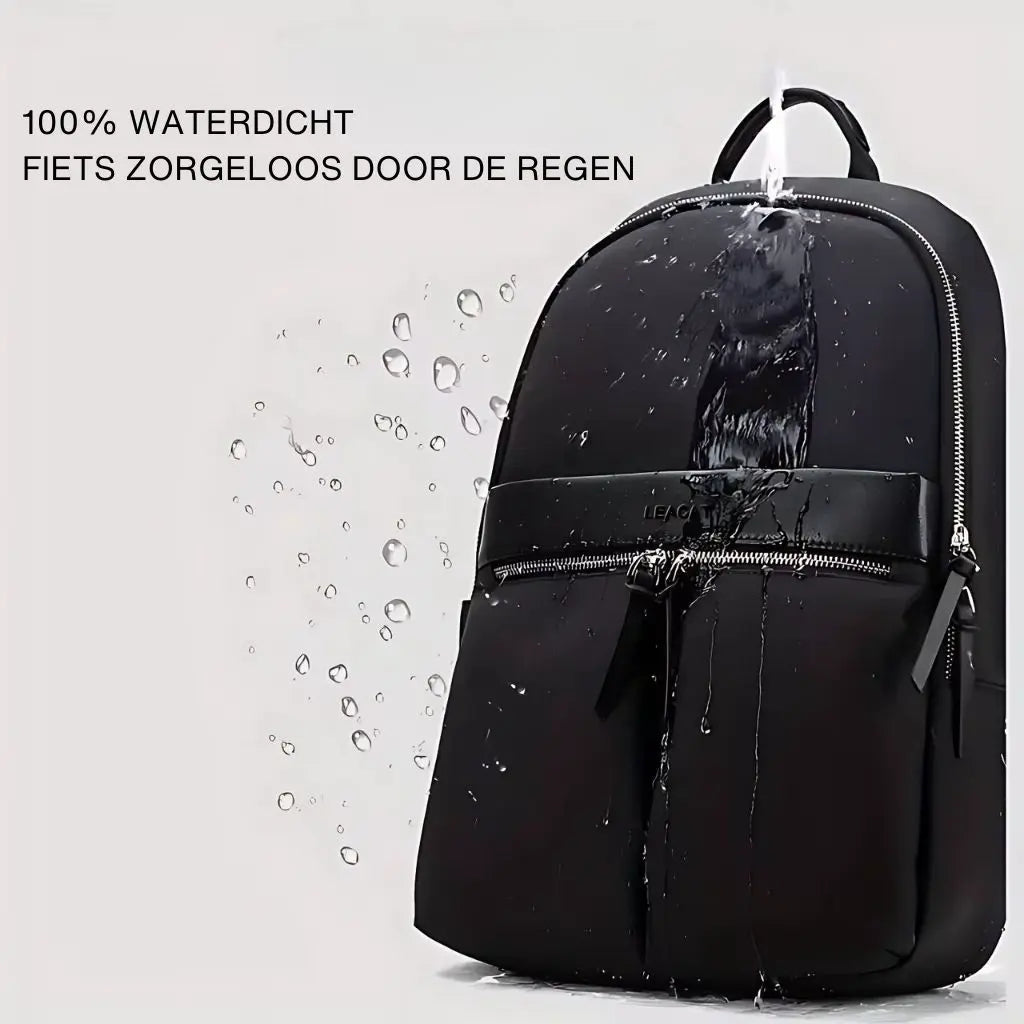 Een zwarte waterdichte laptop rugzak van 14 inch waarop waterdruppels vallen, met de tekst '100% waterdicht' voor regenbescherming.