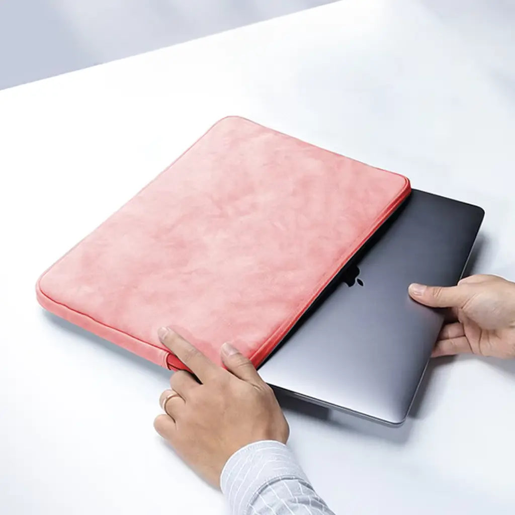 Laptop sleeve 14 inch roze naast MacBook, toont de perfecte pasvorm en het elegante ontwerp van deze beschermhoes.