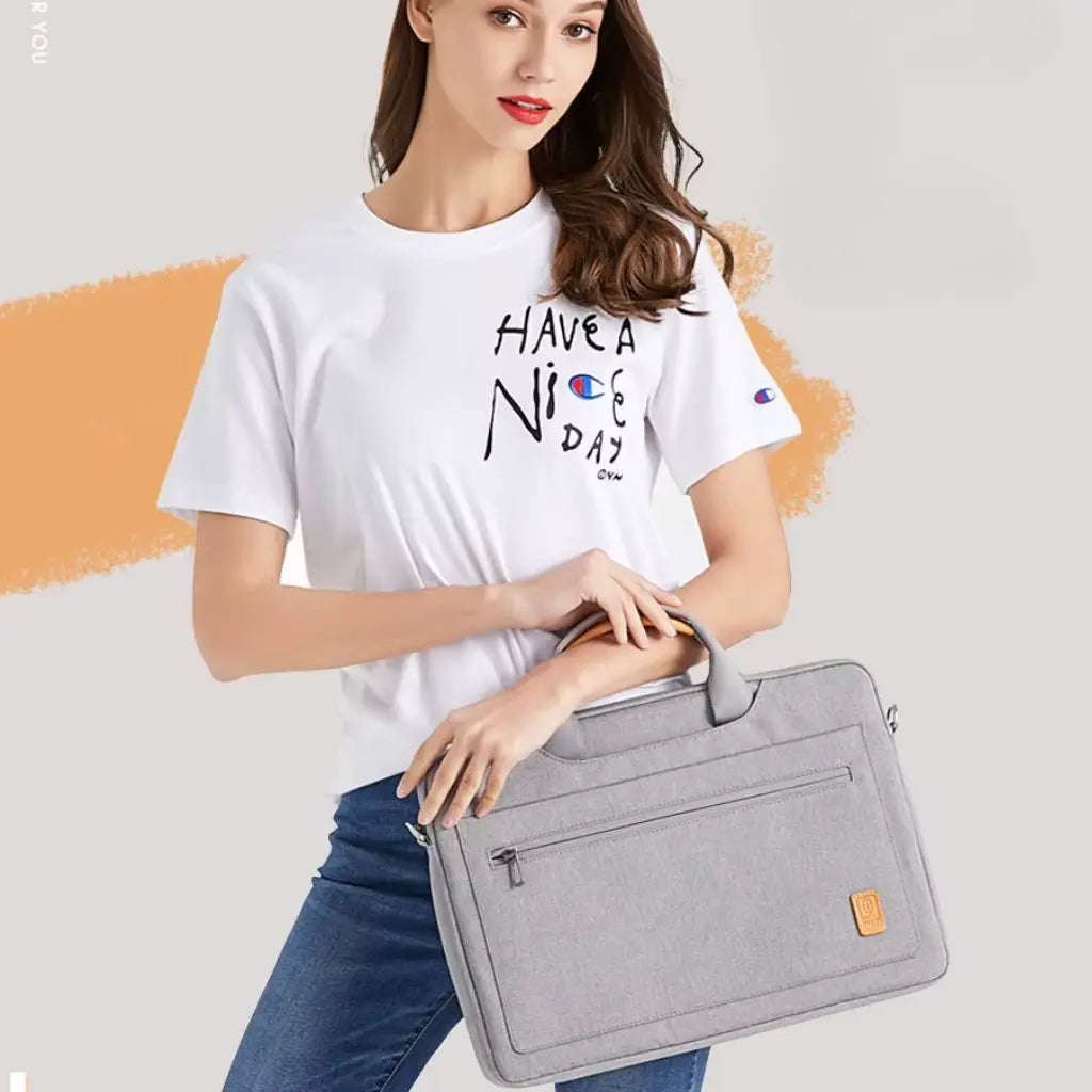 Model in wit Champion t-shirt met tekst "HAVE A NICE DAY" draagt de laptoptas dames 16 inch grijs in de hand, die perfect past bij een casual outfit.