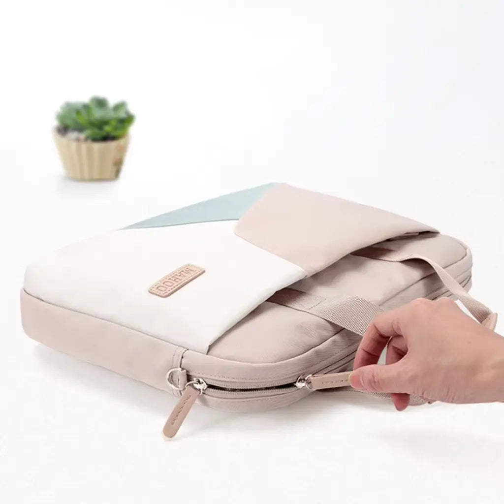 Stijlvolle laptoptas dames wordt geopend om het ruime interieur te tonen, perfect voor laptop en belangrijke documenten.