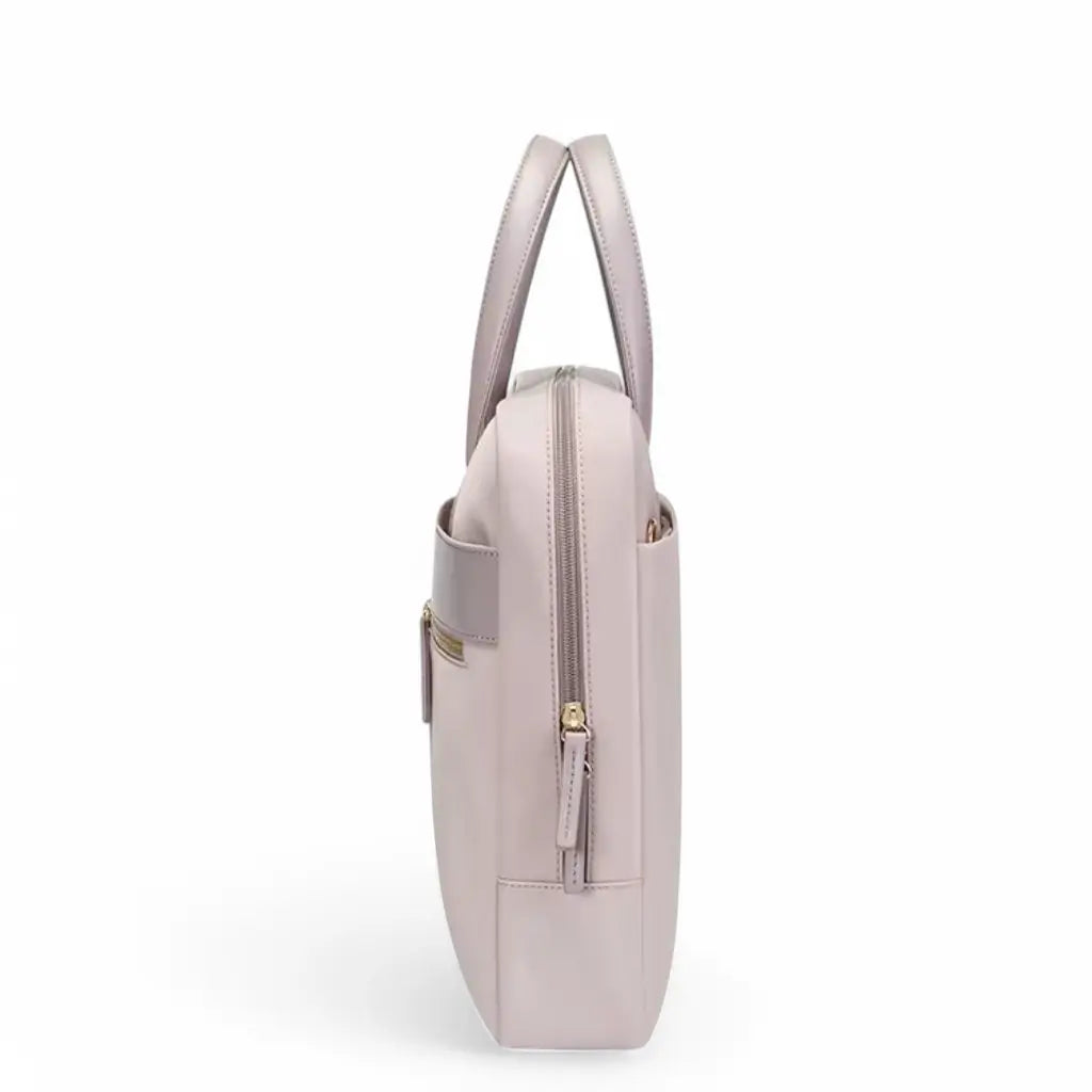 Zijaanzicht van leuke laptoptas dames 15.6 inch roze met zijvak en ritssluiting, elegant design met duurzaam lichtroze kunstleer en functionele handgrepen.
