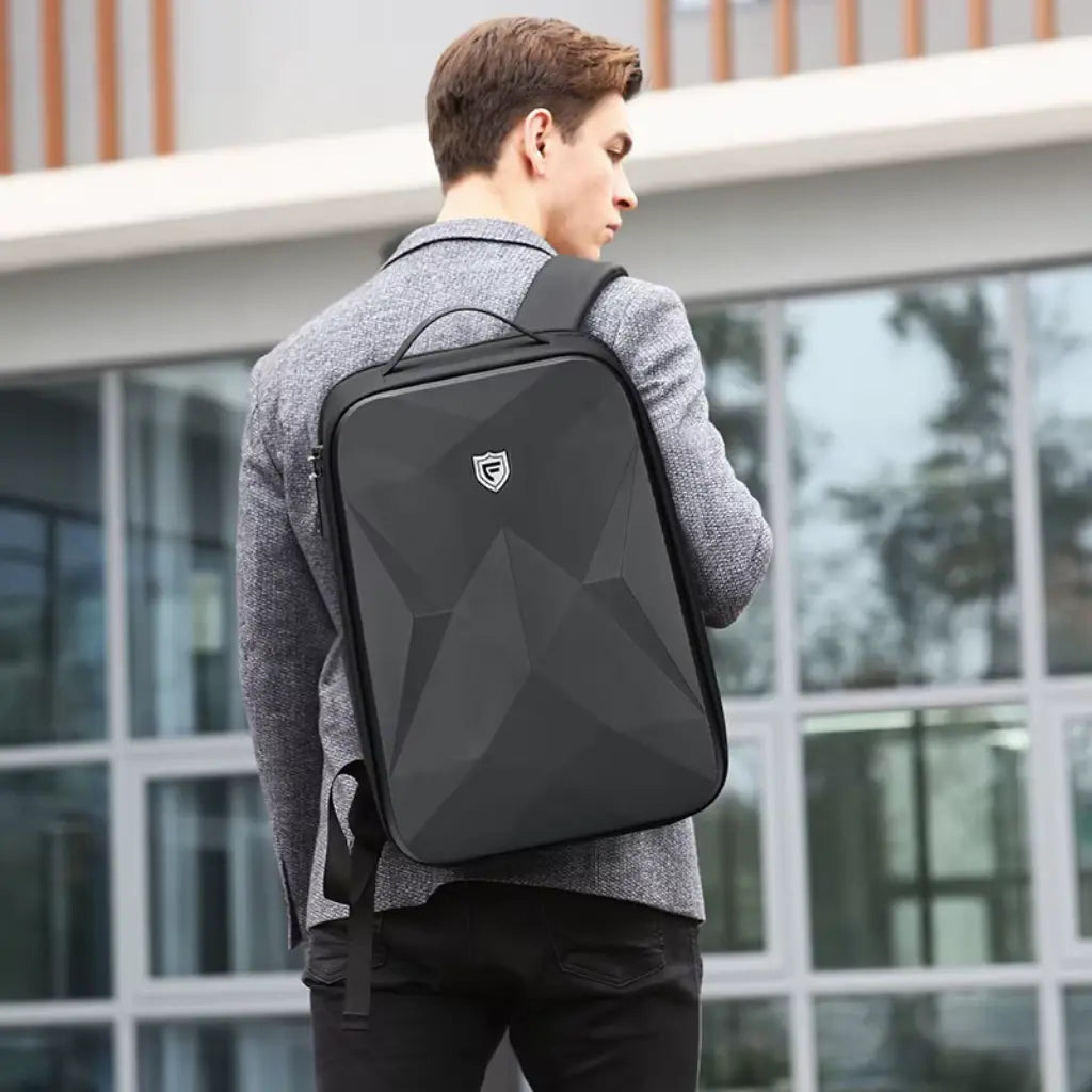 Jonge man in formele kleding draagt waterdichte stevige laptop rugzak heren 17.3 inch, perfect voor moderne kantoorprofessionals die stijl en functionaliteit combineren.