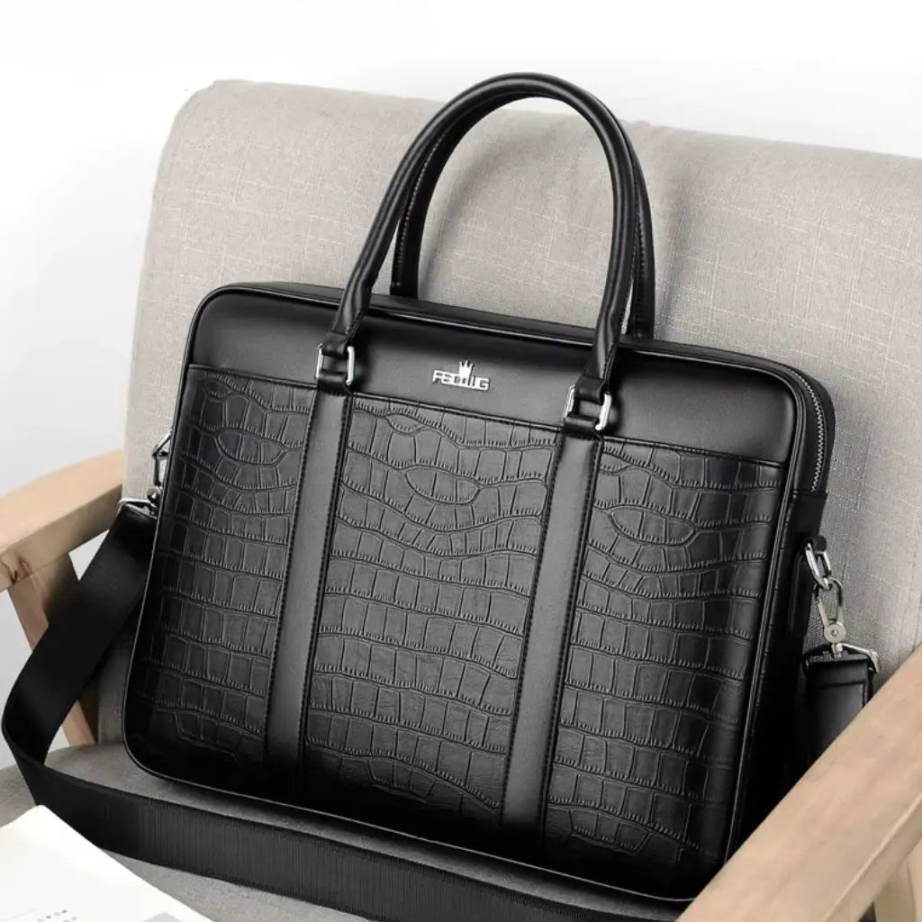 Stoere leren laptoptas 13 inch geplaatst op een stoel met schouderriem. De zwarte laptoptas met krokodillenpatroon toont het FEIDKAS-logo en heeft een elegante afwerking met symmetrische verticale strepen, perfect voor de moderne professional.
