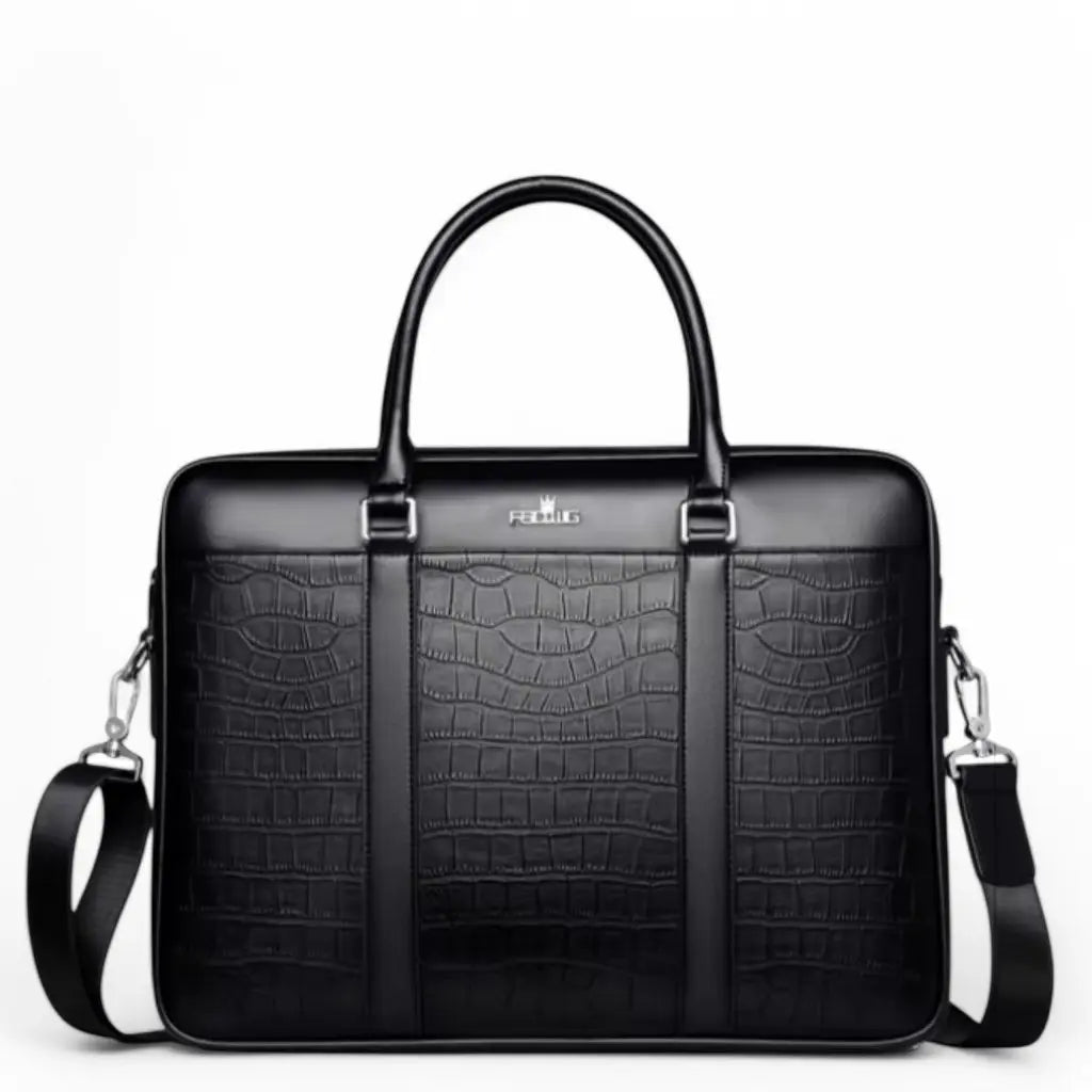 Elegante stoere leren laptoptas 13 inch met krokodillenprint in zwart leer. De zakelijke tas van het merk FEIDKAS heeft stevige handgrepen, een afneembare schouderriem en een stijlvol metalen logo aan de voorkant, perfect voor professioneel gebruik.