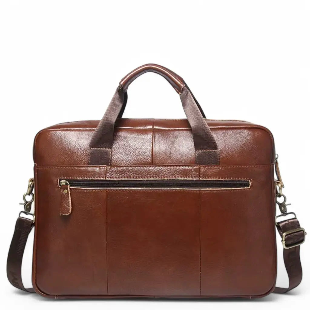 Achterkant van de stoere leren laptoptas heren 14 inch bruin met zichtbare stiksels, elegante leerstructuur en functionele indeling, ideaal voor zakelijke professionals die waarde hechten aan kwaliteit en duurzaamheid.
