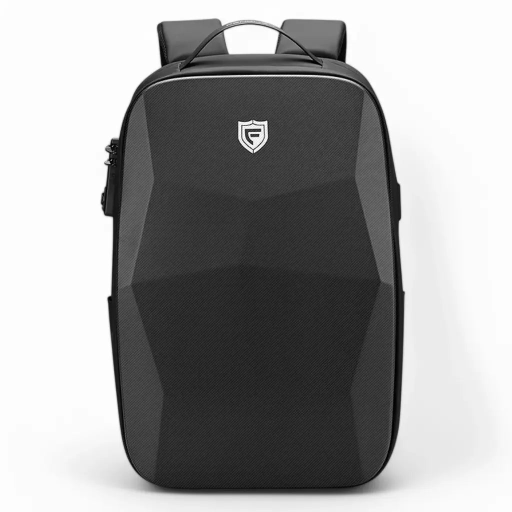 Rugzak met geometrisch hardshell design, schildvormig logo en minimalistische uitstraling in zwart/grijs kleurencombinatie, perfect voor moderne professionals.