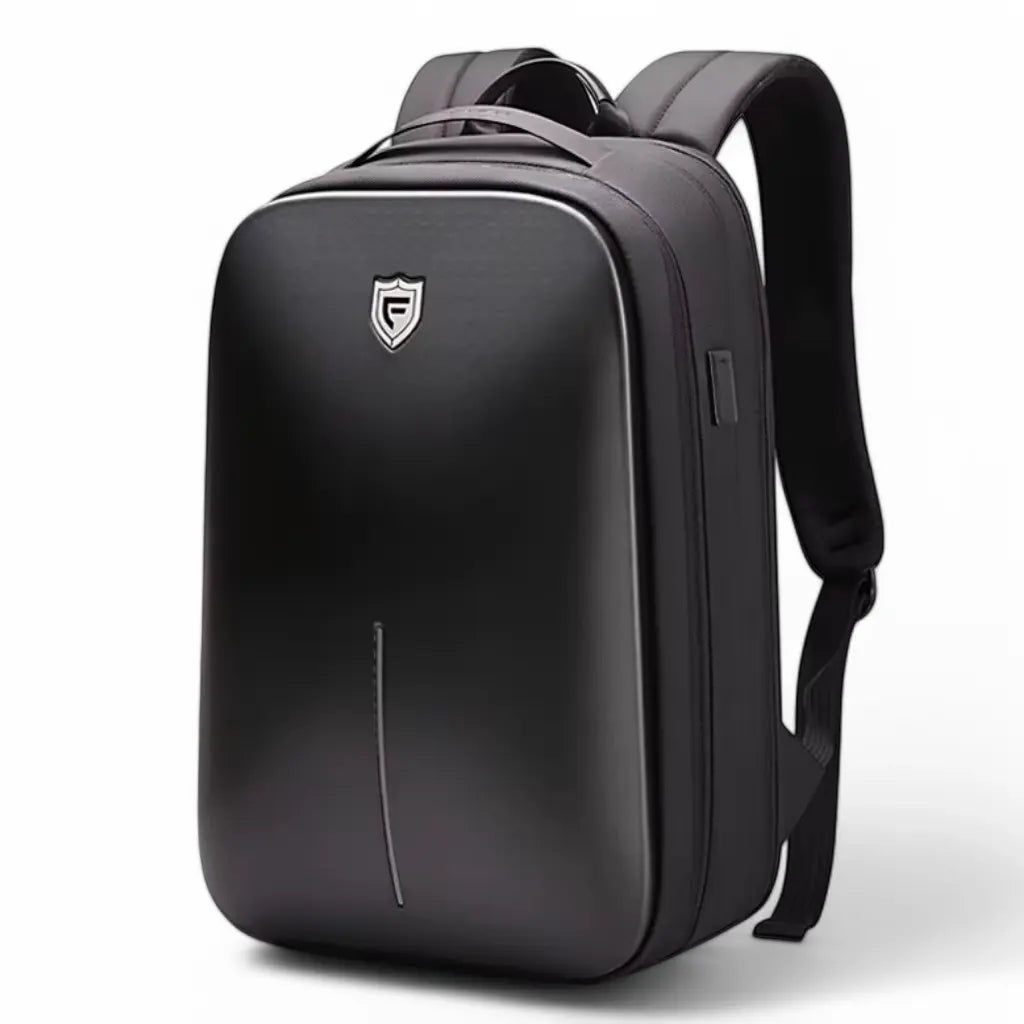 Zwarte waterdichte fietstas rugzak voor laptop 15.6 inch met minimalistisch design, schildvormig logo en subtiele reflecterende streep aan de voorzijde.