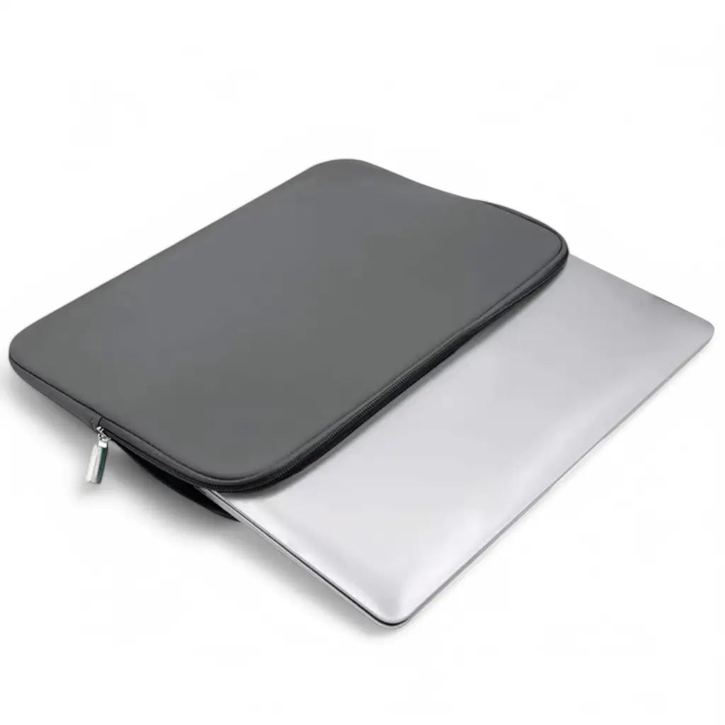 Grijs lightweight laptop sleeve gedeeltelijk geopend met zilveren laptop, toont schokabsorberende functionaliteit.