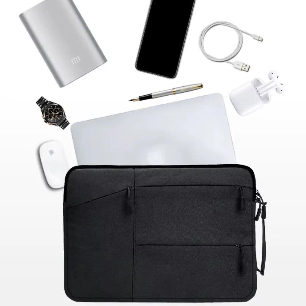 Laptop hoes zwart omringd door moderne accessoires zoals een powerbank, smartphone en hoofdtelefoon, ideaal voor onderweg.