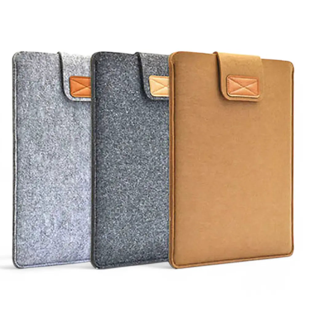 Leuke laptop hoes in bruine uitvoering met MacBook erin, toont het praktische gebruik en de stijlvolle uitstraling.