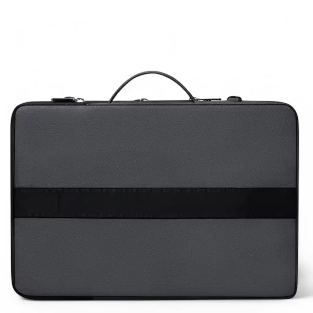 Frontaal aanzicht van de laptoptas dames schokbestendig met stijlvolle zwarte horizontale band die de tas een uniek design geeft. De stevige handgreep en gestructureerde buitenkant bieden een combinatie van functionaliteit en stijl voor de moderne professional.