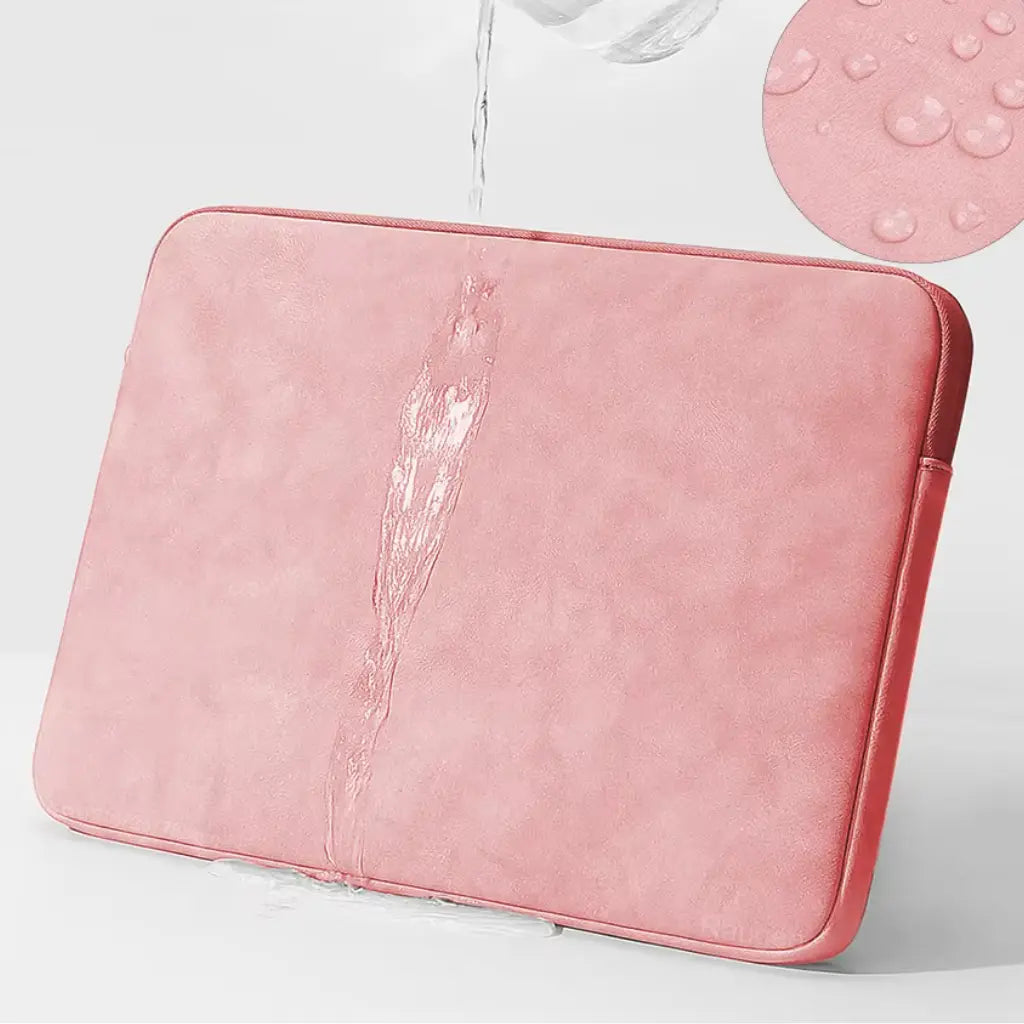 Laptop sleeve 14 inch roze met waterafstotende eigenschappen, water parelt af op het oppervlak voor extra bescherming.