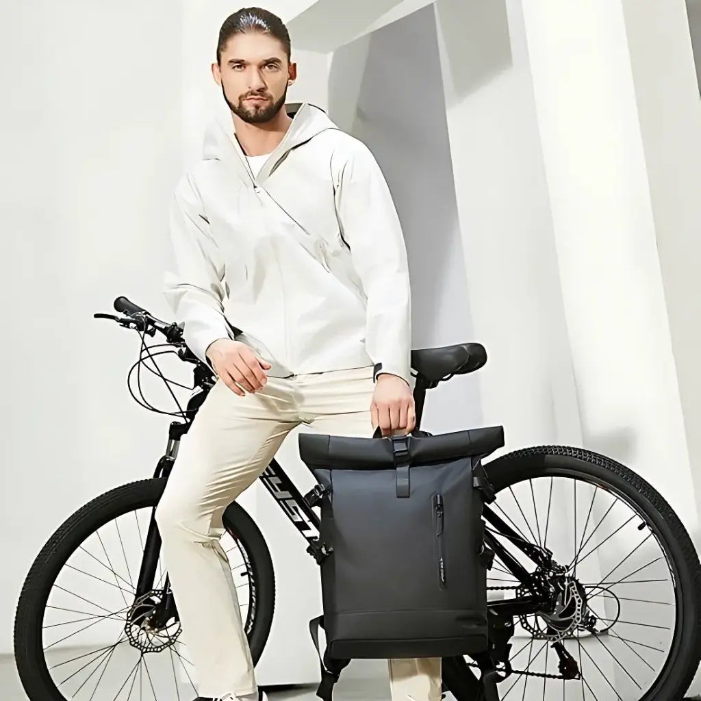 Moderne waterdichte computer bag voor dagelijks fietsgebruik. Deze ergonomische laptoprugzak biedt optimale bescherming tijdens het fietsen in het Nederlandse weer.