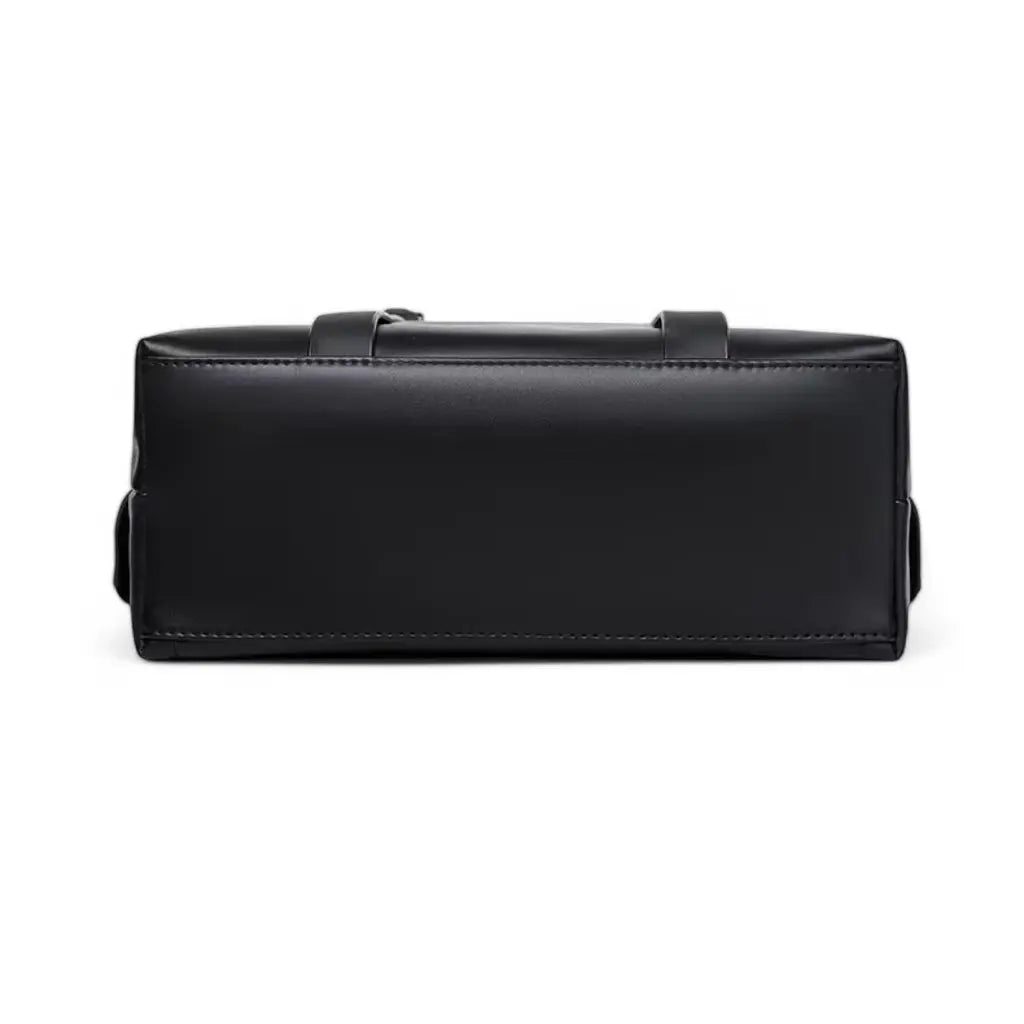 Onderaanzicht van een waterdichte laptop rugzak 14 inch zwart toont de stevige bodem en verstevigde hoeken die extra bescherming bieden tegen stoten en krassen tijdens dagelijks gebruik.