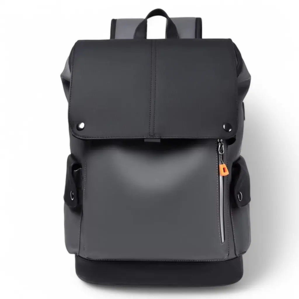 Waterdichte laptop rugzak 14 inch donkergrijs met minimalistisch design, voorzien van een magnetische klepsluiting en een verticale rits met oranje accent. De hoogwaardige rugzak biedt uitstekende bescherming voor elektronische apparaten tijdens het Nederlandse weer.