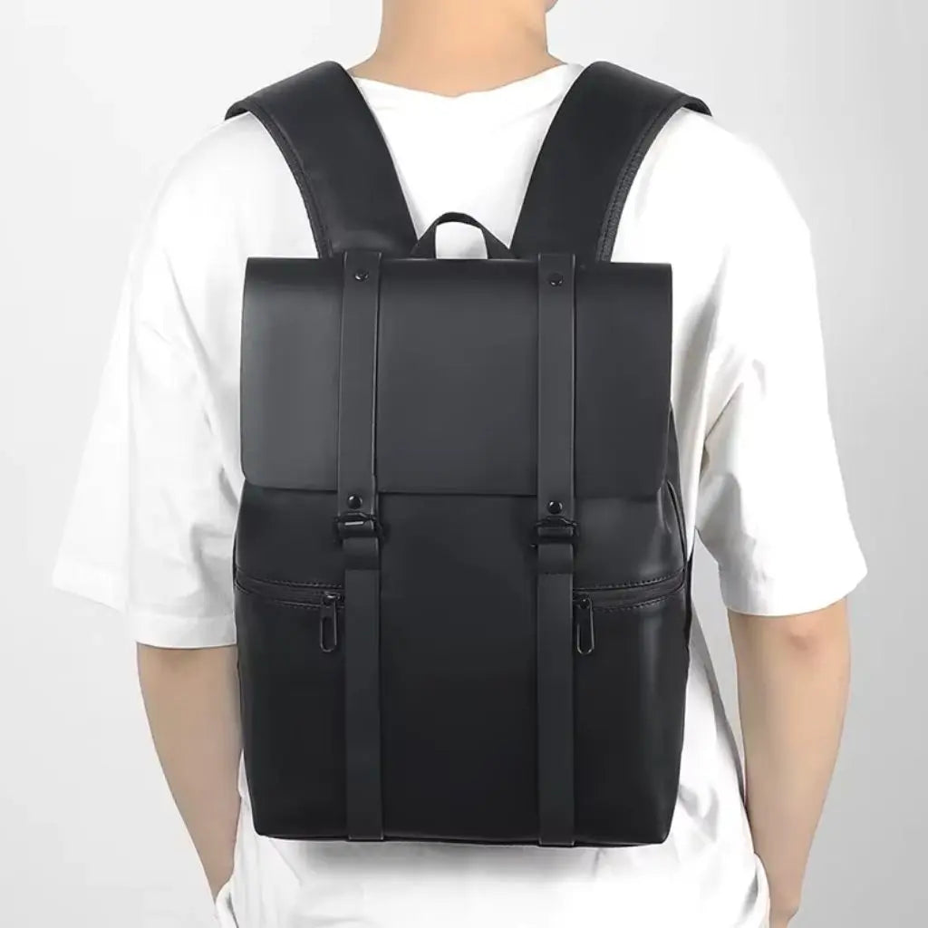 Persoon in wit shirt die een zwarte waterdichte laptop rugzak 14 inch zwart op de rug draagt, toont de comfortabele pasvorm en het stijlvolle, minimalistische ontwerp dat perfect is voor dagelijks gebruik.