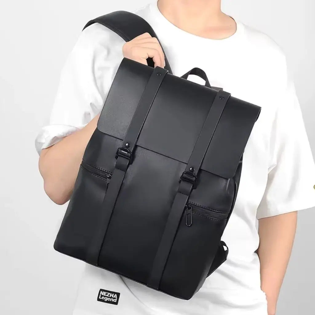Persoon in wit shirt met een waterdichte laptop rugzak 14 inch zwart over één schouder gedragen, toont de veelzijdigheid en het draagcomfort van deze stijlvolle rugzak voor laptops en dagelijkse benodigdheden.