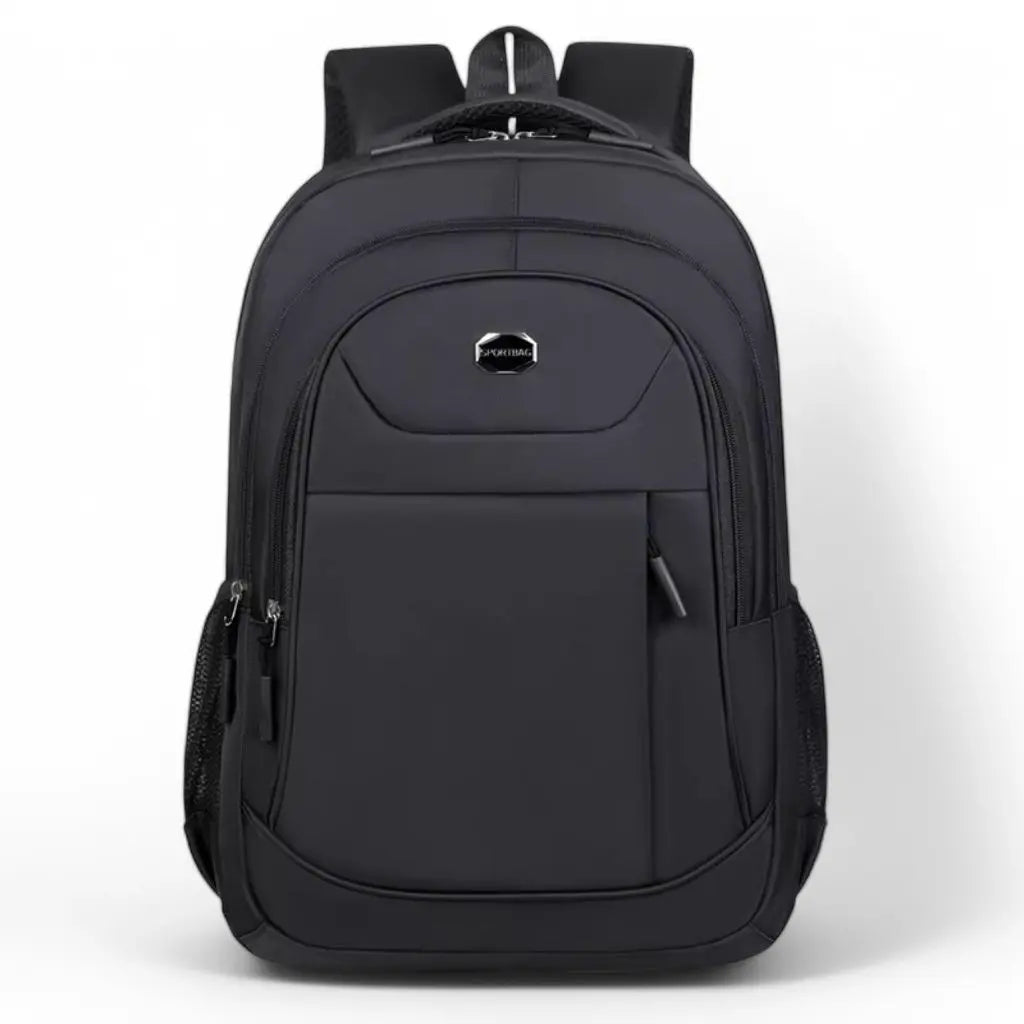Een zwarte waterdichte laptop rugzak 14 inch met meerdere compartimenten, een metalen logo op de voorkant en duurzaam waterafstotend materiaal, ideaal voor dagelijks gebruik en woon-werkverkeer.