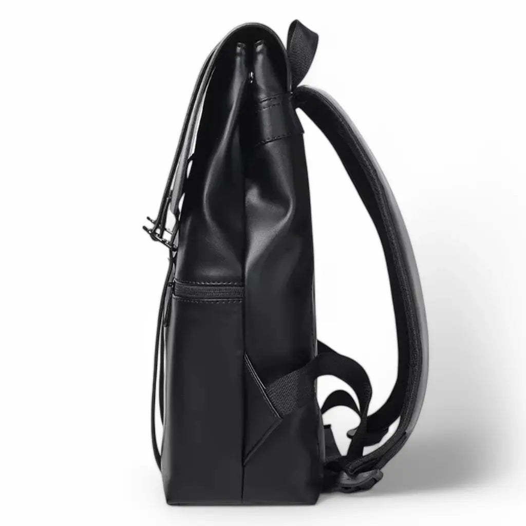 Zijaanzicht van een waterdichte laptop rugzak 14 inch zwart toont het slanke profiel en de nauwkeurige stiksels die bijdragen aan de duurzaamheid en stijlvolle uitstraling van deze moderne rugzak.