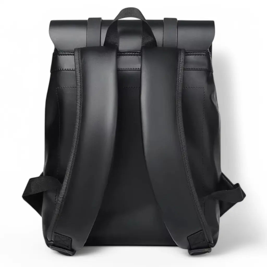 Achterkant van een waterdichte laptop rugzak 14 inch zwart met ergonomisch ontwerp, verstelbare schouderbanden en duurzame naden die zorgen voor langdurige stevigheid en comfort tijdens het dragen.