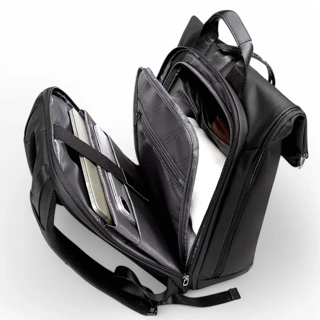 Binnenkant van de geopende waterdichte laptop rugzak 15 inch met specifieke compartimenten voor laptop en accessoires.