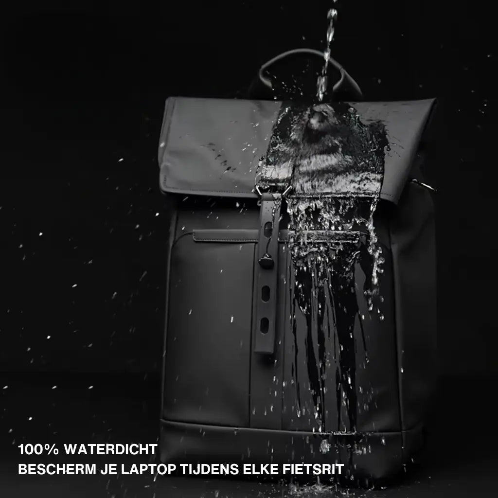 Demonstratie van waterdichte laptop rugzak 15 inch waarop water wordt gegoten, met tekst "100% WATERDICHT BESCHERM JE LAPTOP TIJDENS ELKE FIETSRIT".