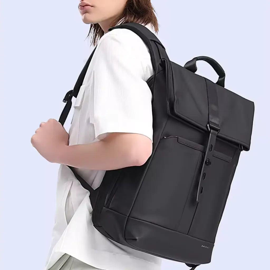 Zijaanzicht van vrouw met witte kleding die de zwarte waterdichte laptop rugzak 15 inch draagt.