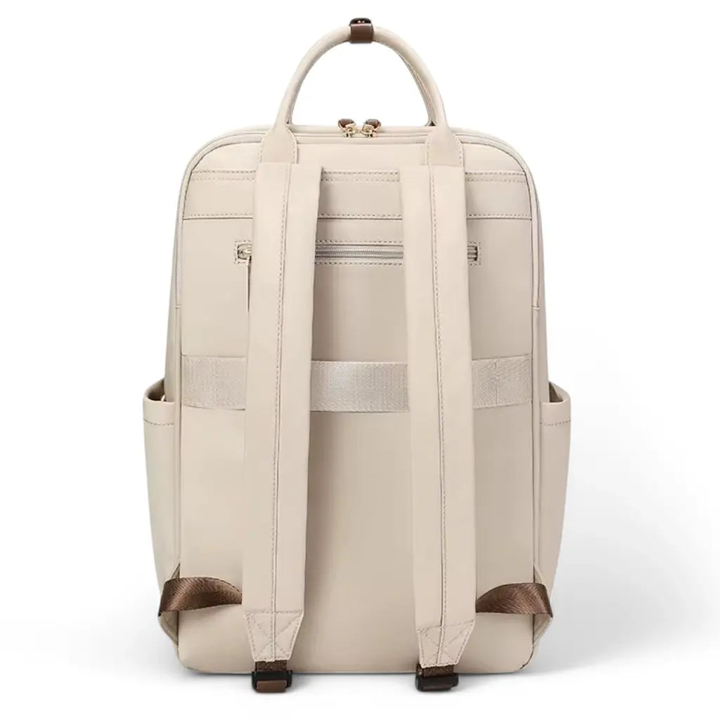 De achterkant van een waterdichte laptop rugzak 15.6 inch beige met goed gepolsterde schouderbanden en een gewatteerd rugpaneel voor optimaal draagcomfort. De rugzak heeft verstelbare riemen en zijvakken die extra opbergruimte bieden. Het ontwerp combineert functionaliteit met een stijlvolle uitstraling.