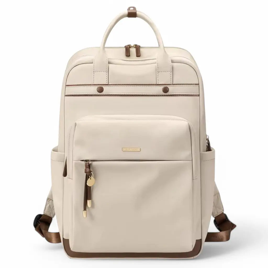 Een elegante waterdichte laptop rugzak 15.6 inch beige gemaakt van hoogwaardig kunstleer. De rugzak heeft een stijlvol ontwerp met bruine accenten, meerdere buitenvakken en een goudkleurig logo op de voorkant. De tas biedt een ruime hoofdopening met ritssluiting en praktische zijvakken voor extra opbergruimte.